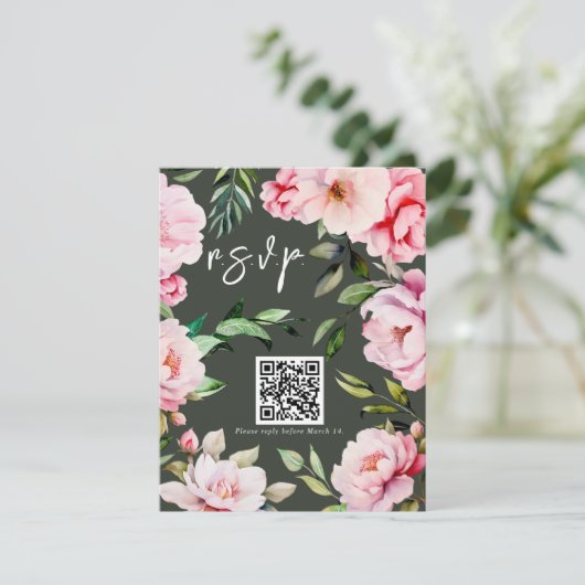 Floral Peony Magnolia Green Wedding QR RSVP Karte (Stehend Vorderseite)