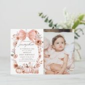 Floral Pink Bow Little Pumpkin Birthday Foto Einladung (Stehend Vorderseite)
