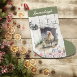 Floral Plymouth Rock Hühner Kleiner Weihnachtsstrumpf<br><div class="desc">Niedlich,  Plymouth Rock Hen und ihr Küken hinter bunten Blumen. Bauernhaus,  Vintag,  viktorianisch,  Schild auf einem abgenutzten,  weißen Holzbrett-Hintergrund. Ideal für einen rustikalen Bauernhof oder ein französisches Land Weihnachtsleben.</div>