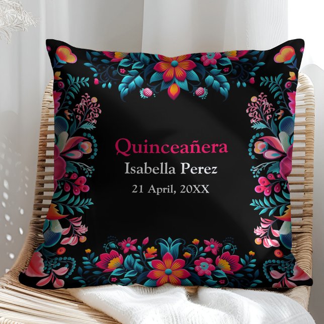 Floral Quinceanera Schwarz Mexican Fiesta Geburtst Kissen (Floral Quinceanera Black Mexican Fiesta Birthday Throw Pillow on a sunny rattan chair.)