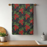 Floral Red Christmas Berries Geschirrtuch<br><div class="desc">Dieses Design ist mit einem Blumenmuster aus roten Weihnachtsbeeren und grünem Blattwerk auf dunkelgrünem Hintergrund gestaltet. #floral #christmas #holidays #gips #elegante #kitchen</div>