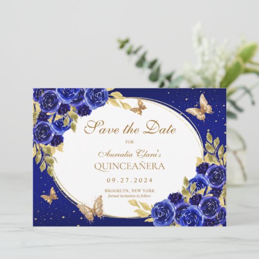 Floral Royal Blue Gold Butterfly Quinceanera Ankündigung (Stehend Vorderseite)