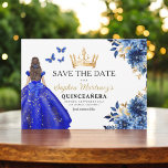 Floral Royal Blue Princess Birthday Quinceanera Save The Date<br><div class="desc">Feiern Sie stilvoll mit der Einladung der Blumenpinke und Goldprinzessin Birthday Quinceñera. Dieses elegante Design besticht durch sanfte rosa Flora und luxuriöse goldene Akzente, die sich perfekt für eine echte und unvergessliche Feier zum 15. Geburtstag eignet. Die Einladung verkörpert Gnade und Raffinesse, passend für eine Prinzessin. Die zarten Blumendetails und...</div>