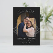 Floral Rustic Arch Photo Black Wedding Monogram Save The Date (Stehend Vorderseite)