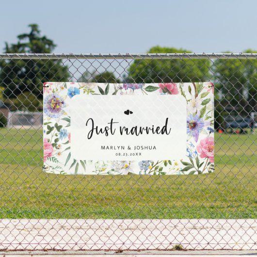 Floral Rustic Just heiratete Mr. und Mrs. Wedding Banner (Insitu)