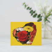 Floral Save the Date Heart Shaped Bouquet Postkarte (Stehend Vorderseite)