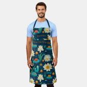 Floral Serenity Zen Kitchen - White Lotus & Pond Schürze (Getragen)