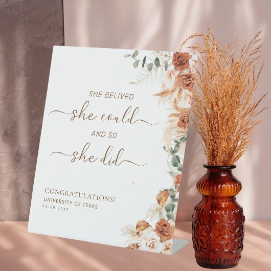 Floral Sie glaubte, dass sie eine Graduiertenparty Sockelschild