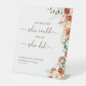 Floral Sie glaubte, dass sie eine Graduiertenparty Sockelschild (Vorderseite)