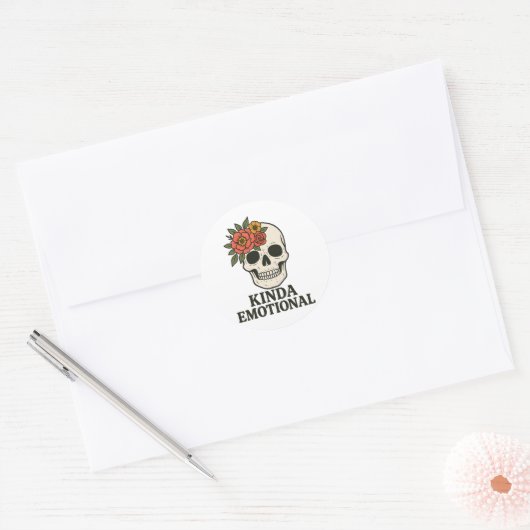 Floral Skull Aesthetic with Soft Emotional Touch Runder Aufkleber (Umschlag)