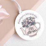 Floral Teapot Girly Birthday Tee Party Runder Aufkleber<br><div class="desc">Genießen Sie das Geburtstagstee-Party Ihres Mädchens mit unseren hübschen, personalisierten Tee-Party-Aufklebern. Diese Aufkleber mit einem schönen Blumendesign und den Worten "Let's Party" verleihen Ihrem Fest eine Touch Eleganz. Man kann sie leicht mit dem Namen des Geburtstagsmädchens personalisieren, was sie zu einem einzigartigen Sake macht. Diese vielseitig einsetzbaren Aufkleber können als...</div>