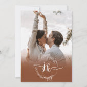 Floral Terracotta Monogramm Foto QR Code Hochzeit Einladung (Rückseite)