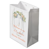 Floral Umbrella Baby Shower Mittlere Geschenktüte (Rückseite Schrägansicht)