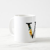 Floral V Monogramm-Tasse mit bearbeitbarem Namen Kaffeetasse (Vorderseite Links)