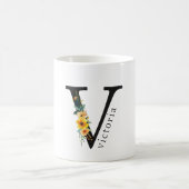 Floral V Monogramm-Tasse mit bearbeitbarem Namen Kaffeetasse (Mittel)