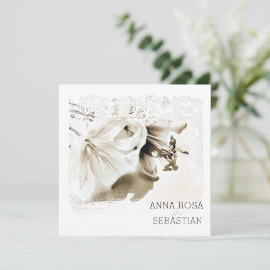 *~* Floral Verziert Lily AR12 QR FOTO UAWG Wedding Einladung (Stehend Vorderseite)