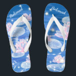 Floral Wasserlilie Blue White Wedding Bridesmaid F Badesandalen<br><div class="desc">Dieses wunderschöne Flip-Flops-Paar mit blühender Wasserlilie und glitzernden Sternen auf blauem Hintergrund mit Wasserwellen ist ein unvergessliches Geschenk für Hochzeitsfeier-Mitglieder: Braut, Brautmädchen, Brautmutter, Trauzeugin... Sie fügen Ihrem Hochzeitstag, Junggeselinnen-Abschied oder anderen Feierlichkeiten eine stilvolle Glamour hinzu. Strich Anpassen Sie es mit Ihrer Formulierung durch die Vorlagenfelder. Wenn Sie gewollt haben, um...</div>
