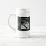 Floral Wedding Stein Foto Geschenk Bierglas<br><div class="desc">Schwarz-Weiß-Einladungen mit Ihren Foto-Wirbel Hochzeitseinladungen - Sehen Sie mehr Wirbel speichern Sie die Daten und Einladungen-Black Funky Elegant-Wirbel Hochzeiten speichern das Datum, Einladungen Hochzeiten, UAWG-Karten, Direction Cards, Dankeschön Karten und vieles mehr. Schwarz Distressed mit ein wenig Paint Platsch-Wenn Sie möchten, ein glänzendes Finish (glänzend nur auf der Vorderseite) bestellen Sie...</div>