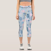 Floral Whispers: Feines, pastelfarbenes botanische Capri Leggings (Vorderseite)