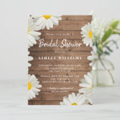 Floral White Daisies Rustic Wood Brautparty Einladung (Stehend Vorderseite)