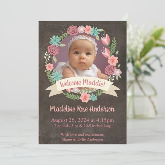 Floral Wreath Baby Girl Foto Geburtsankündigung Ankündigung (Stehend Vorderseite)