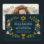 Floral Wreath Bat Mitzvah Handgezeichnet Custom Einladung<br><div class="desc">Perfekte Karte, um eine Bar mitzvah, Fledermausmitzvah oder andere jüdische Feier anzukündigen! Handgemachte Kunst für Sie! Vollständig anpassbar! Klicken Sie oben auf "Personalisieren", um den Text zu bearbeiten und Ihr eigenes Foto auf der Rückseite hinzuzufügen. Klicken Sie auf "Bearbeiten mit dem Designwerkzeug", um die Schriftart, Farben und Einstellungen anzupassen. Auch...</div>