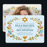 Floral Wreath Bat Mitzvah Handgezeichnet Custom Einladung<br><div class="desc">Perfekte Karte, um eine Bar mitzvah, Fledermausmitzvah oder andere jüdische Feier anzukündigen! Handgemachte Kunst für Sie! Vollständig anpassbar! Klicken Sie oben auf "Personalisieren", um den Text zu bearbeiten und Ihr eigenes Foto auf der Rückseite hinzuzufügen. Klicken Sie auf "Bearbeiten mit dem Designwerkzeug", um die Schriftart, Farben und Einstellungen anzupassen. Auch...</div>