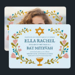 Floral Wreath Bat Mitzvah Handgezeichnet Custom Einladung<br><div class="desc">Perfekte Karte, um eine Bar mitzvah, Fledermausmitzvah oder andere jüdische Feier anzukündigen! Handgemachte Kunst für Sie! Vollständig anpassbar! Klicken Sie oben auf "Personalisieren", um den Text zu bearbeiten und Ihr eigenes Foto auf der Rückseite hinzuzufügen. Klicken Sie auf "Bearbeiten mit dem Designwerkzeug", um die Schriftart, Farben und Einstellungen anzupassen. Auch...</div>