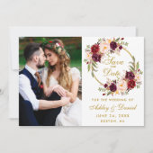 Floral Wreath Burgundy Gold Save the Date Foto (Vorderseite)