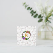 Floral Wreath Initial Letter Monogram Name Marble Quadratische Visitenkarte (Stehend Vorderseite)