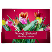 Florale Business Packung farbige Tulpen auf rot Große Geschenktüte (Vorderseite)