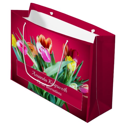 Florale Business Packung farbige Tulpen auf rot Große Geschenktüte (Vorderseite Schrägansicht)