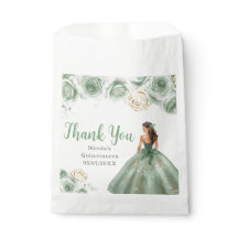 Florale Prinzessin in einem Salbeigrünen Kleid Qui