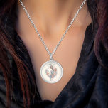 Florale Wasserfarbe in Erwartung, dass Mami Versilberte Kette<br><div class="desc">Feiern Sie die Reise zur Mutterschaft mit unserem exquisiten Muttertagsdesign für die Mama-to-be! Dieses charmante Kunstwerk besticht durch eine anmutige schwangere Frau in einem zarten Aquarellstil, der mit einem Halo aus rosa und blauen Blumen geschmückt ist und die Freude an der Vorfreude symbolisiert. Mit sanften Händen, die ihren blühenden Bauch...</div>