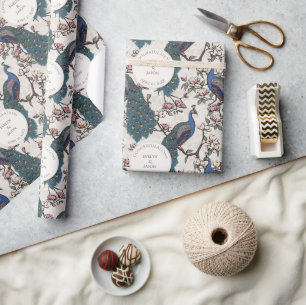 Florales Elfenbein-Verlobungs-Pfauen Geschenkpapier