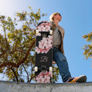 Florales Kirschblüten-Monogramm Schwarz Rosa Skateboard