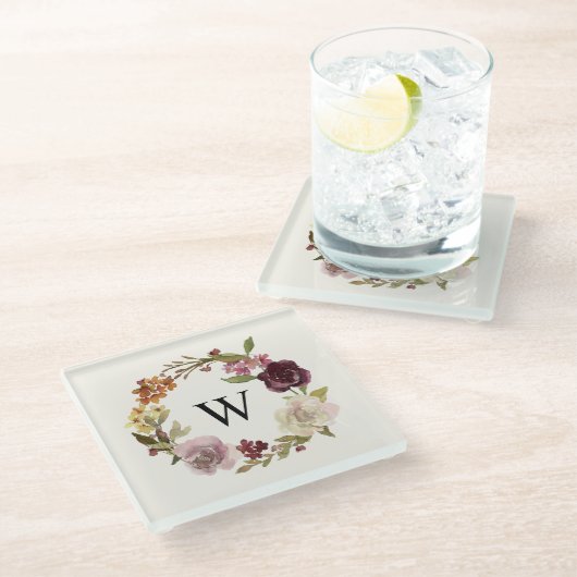 Florales Wasserfarben-Kranz-Monogramm Beige Glasuntersetzer (Schrägansicht)