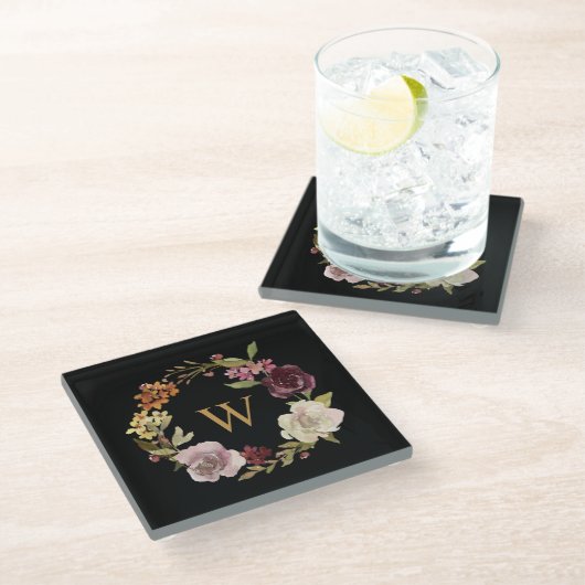 Florales Wasserfarben-Kranz-Monogramm Schwarz Glasuntersetzer (Schrägansicht)