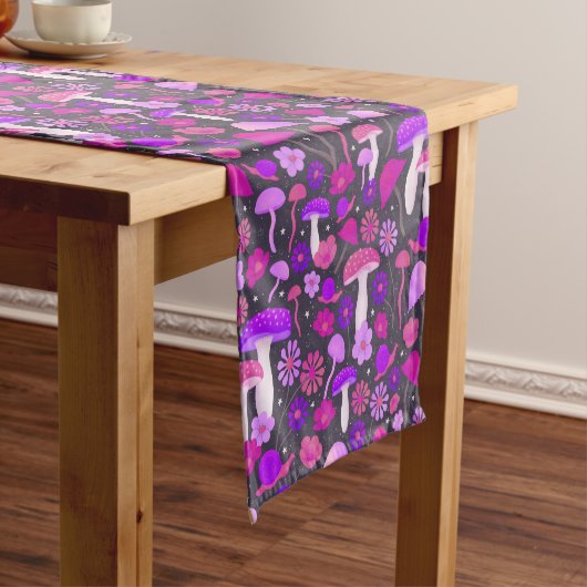 Florals und Pilze in leuchtendem Rosa, Lila und sc Kurzer Tischläufer (Beispiel)