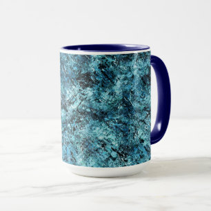 Floresta azul sob nevasca ou vidro trincado tasse