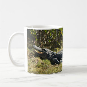 Florida-Alligator auf grasbewachsenem Ufer – Wilde Kaffeetasse