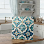Flormarokkanisches Fliesenmuster#1 Aquamarines wei Fliese<br><div class="desc">Bringen Sie eine Touch globaler Eleganz in Ihren Raum mit diesem atemberaubenden geometrischen Muster in aquamarinen, goldfarbenen und weißen Farbtönen, inspiriert von den traditionellen marokkanischen und mediterranen Fliesen. Das aufwändige Design der Keramik-Fliesen zeigt symmetrische Formen und verzierte Details, die die reiche Geschichte und das künstlerische Handwerk dieser Regionen widerspiegeln. Ob...</div>