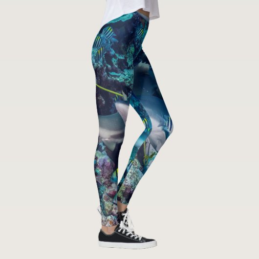 Flossen-Flosse: Riff-Haifische mit Butterflyfish. Leggings (Rechts)