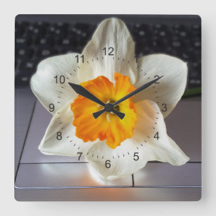 Flower over keyboard quadratische wanduhr