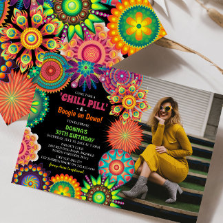 Flower Power 70er Jahre Farbige Foto-Geburtstagsfe Einladung
