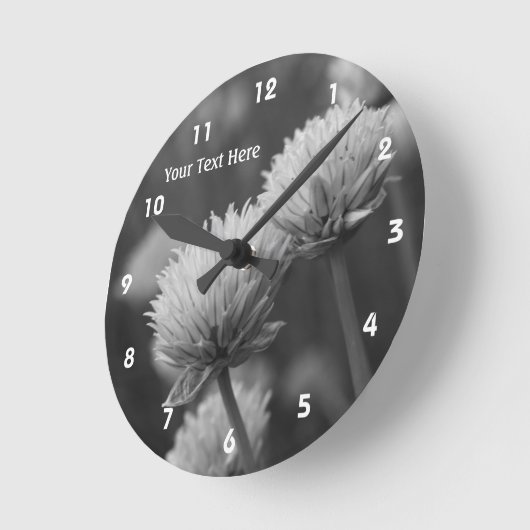 Flowering Scallions In Black And White Runde Wanduhr (Winkel)