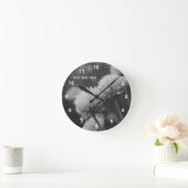 Flowering Scallions In Black And White Runde Wanduhr (Zuhause)
