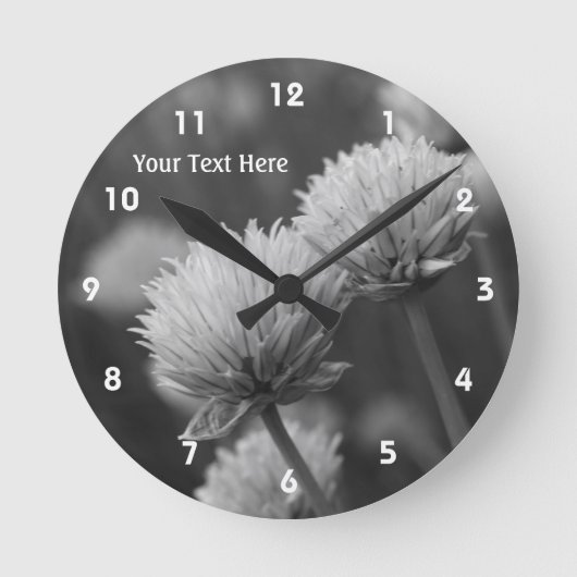 Flowering Scallions In Black And White Runde Wanduhr (Vorderseite)