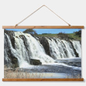Flowing Waters of Hopkins Falls Wandteppich Mit Holzrahmen (Vorne)