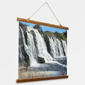 Flowing Waters of Hopkins Falls Wandteppich Mit Holzrahmen (Gewinkelt)